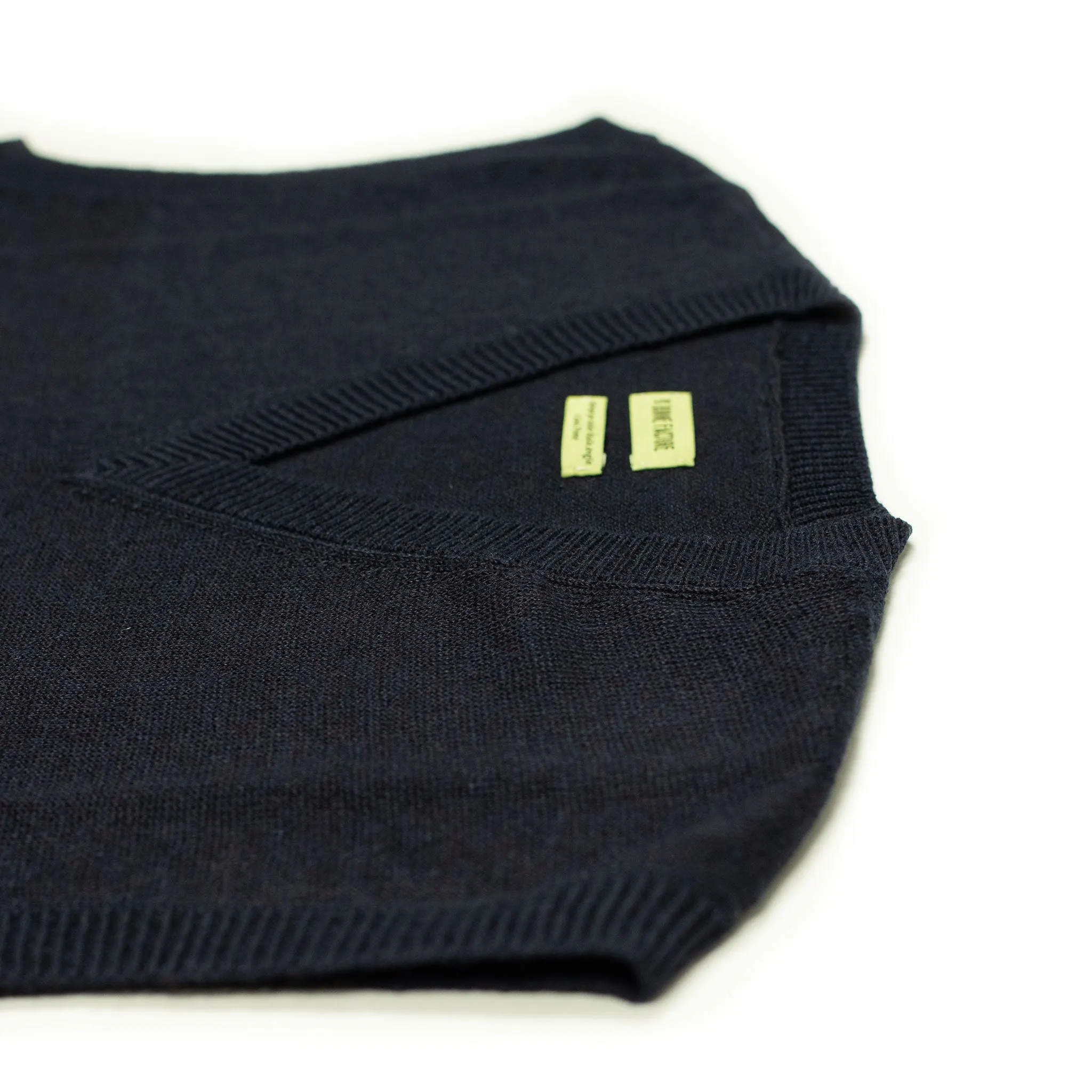 Knitted v-neck vest in navy blue Italian linen and wool